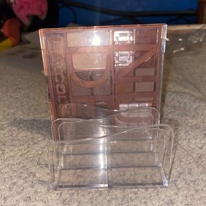 Mini makeup pallet organizer with 8 slots
